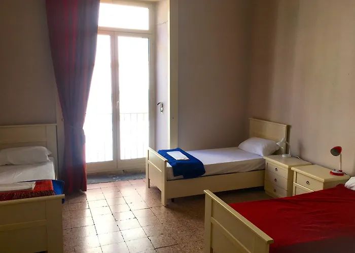 6 Small Rooms Napels